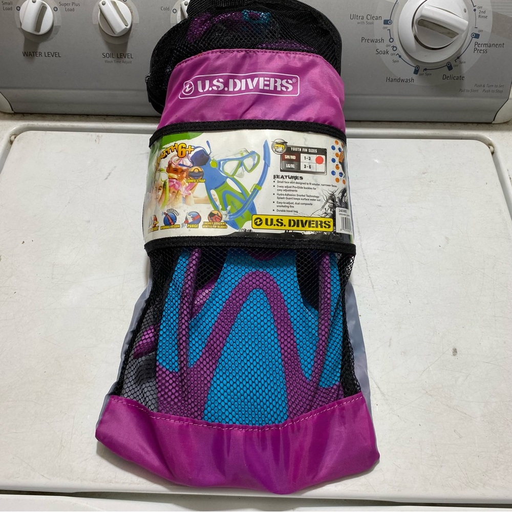 US Divers Kids/ youth age 6+ snorkel set. Googles / mouth piece and flippers